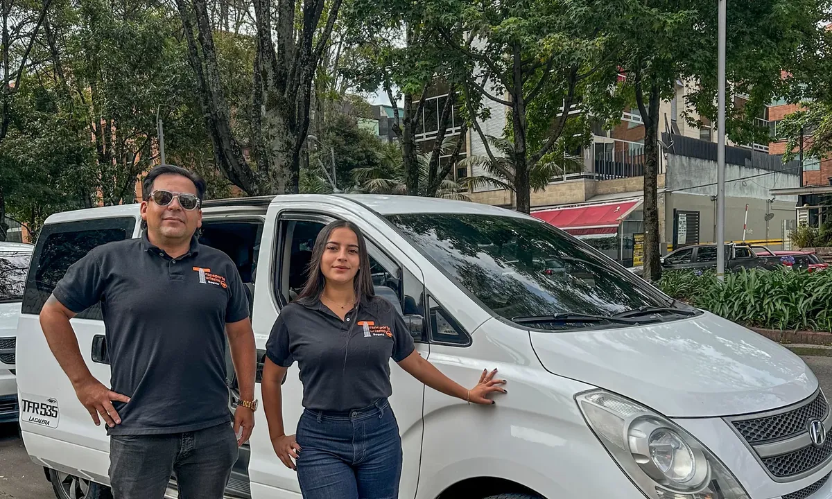 Viajeros durante un recorrido en Medellín