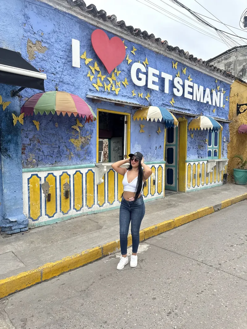 Viajera frente a un mural de Getsemaní, en Cartagena