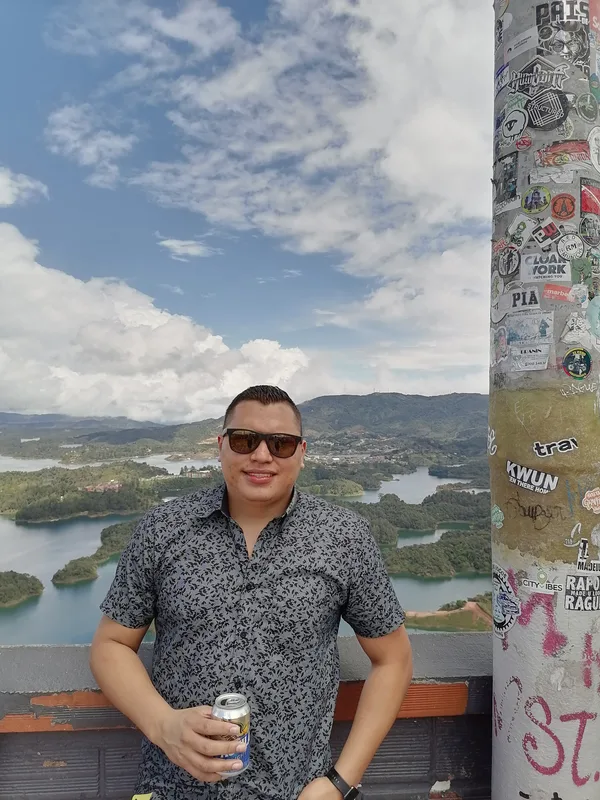 Desde lo alto de la Piedra del Peñol, con el embalse de Guatapé al fondo