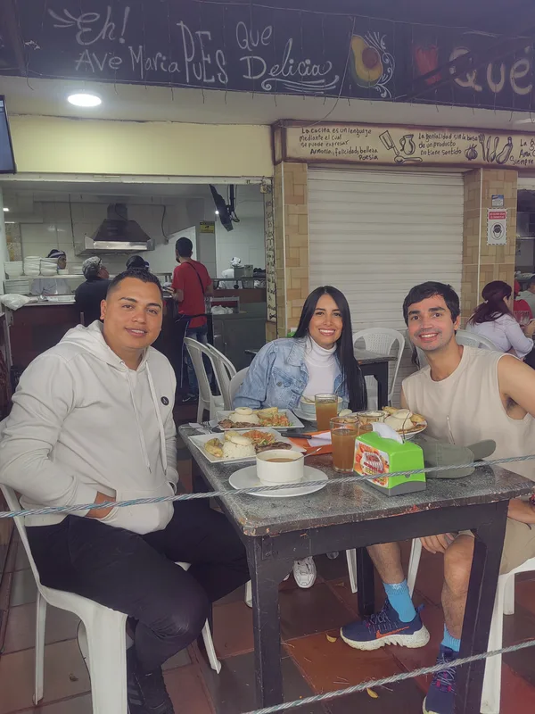 Almuerzo del equipo en un restaurante de barrio