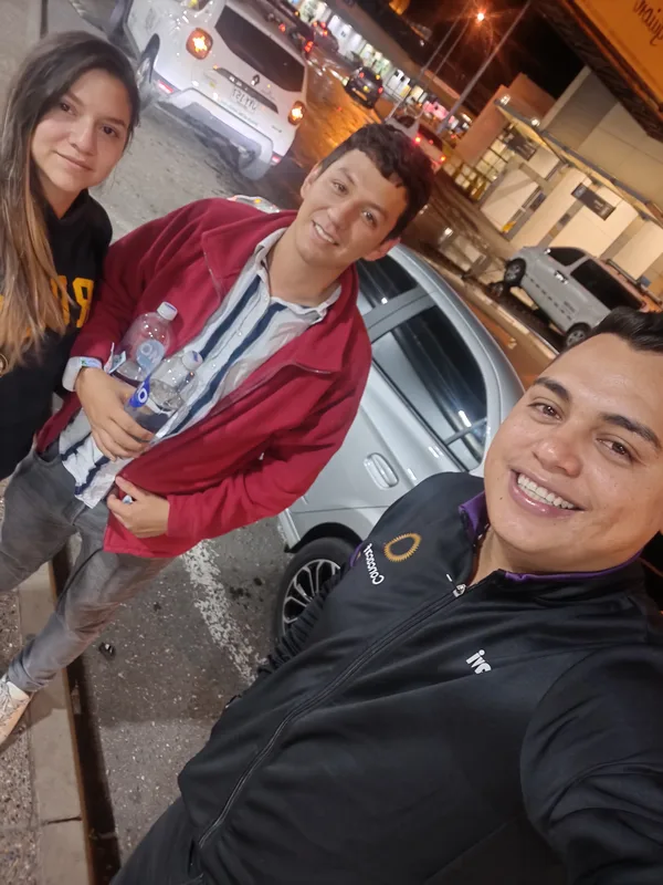 Tres amigos de noche en una calle de la ciudad