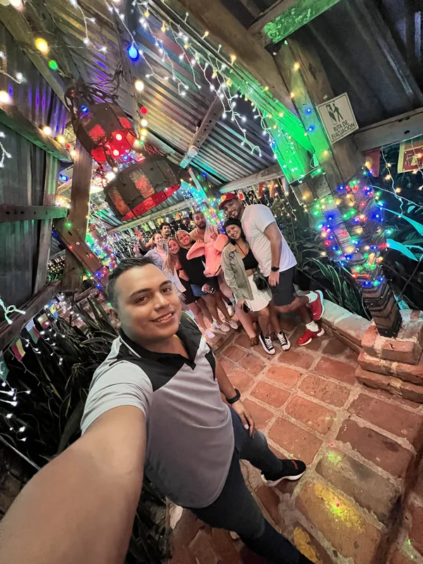 Selfie de grupo entre luces de colores