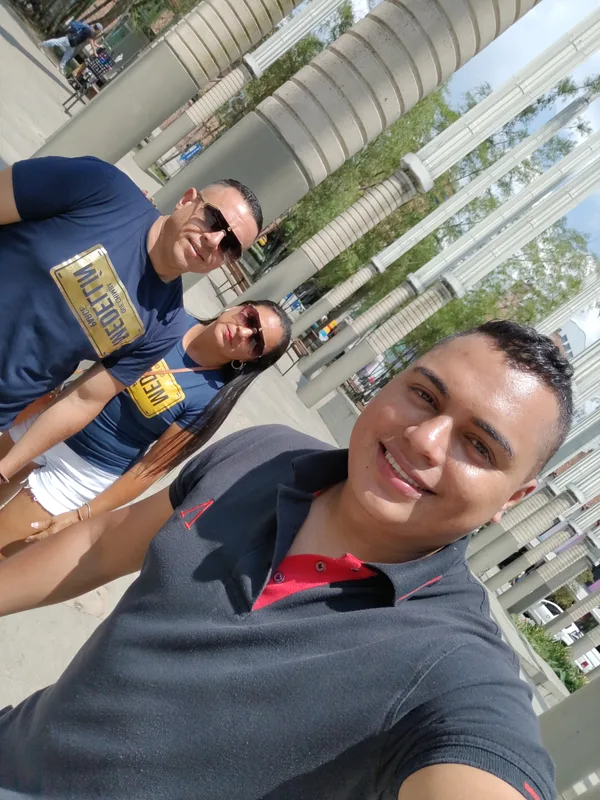 Selfie de tres integrantes del equipo en la calle