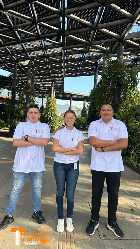Tres integrantes del equipo con el uniforme de T&T
