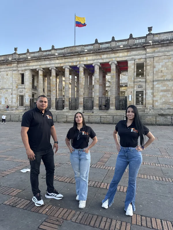 El equipo frente al Capitolio Nacional, en Bogotá