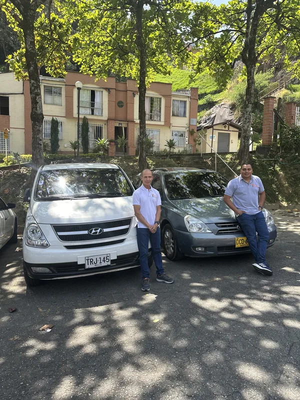 Dos conductores junto a las vans, listos para salir