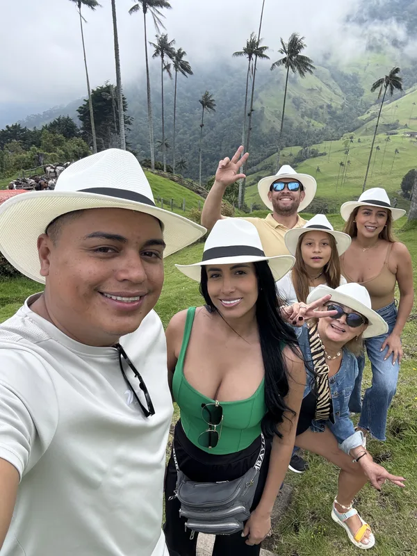 Viajeros con sombrero entre las palmas de cera del Valle de Cocora