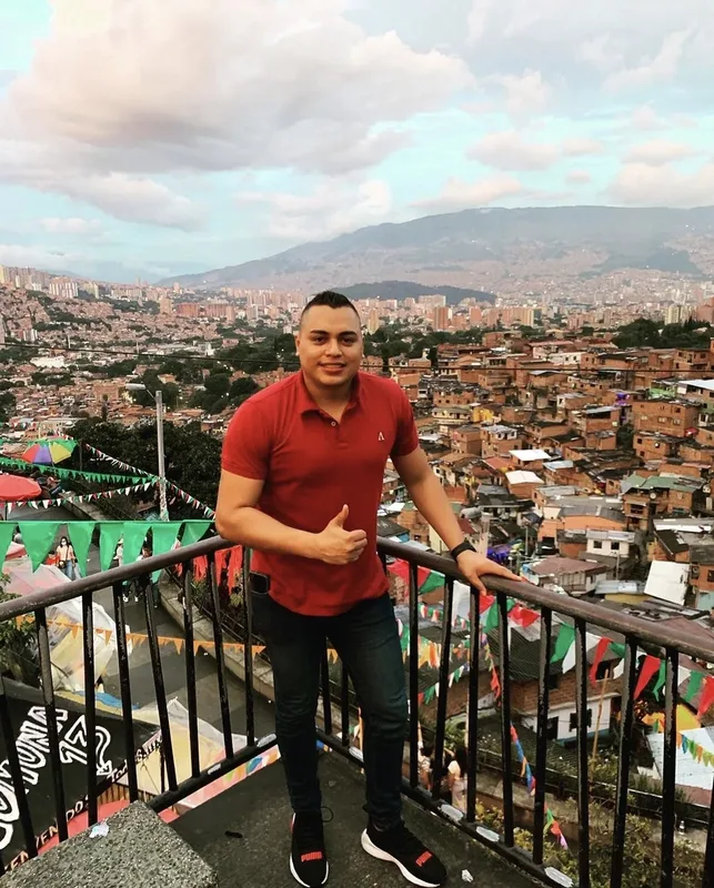 Mirador de la Comuna 13, con Medellín extendida hasta las montañas
