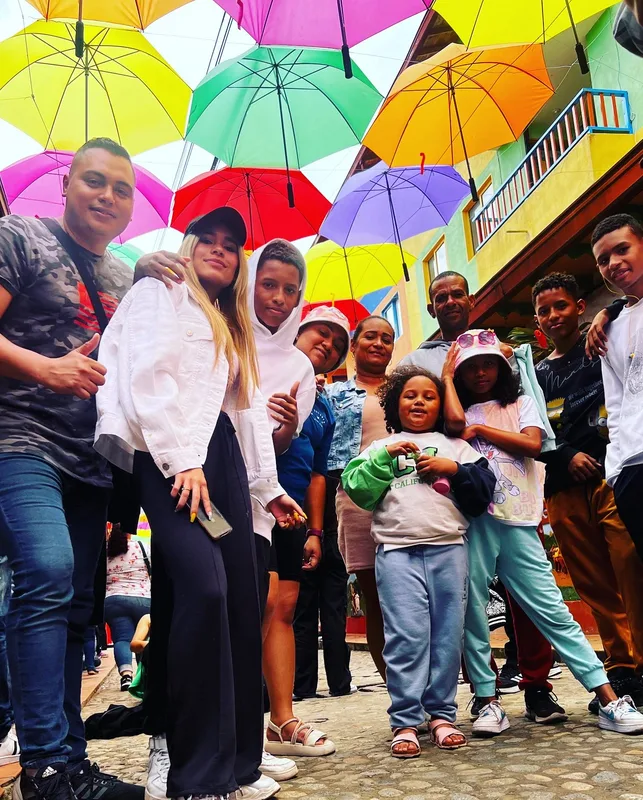 Un grupo bajo un techo de sombrillas de colores