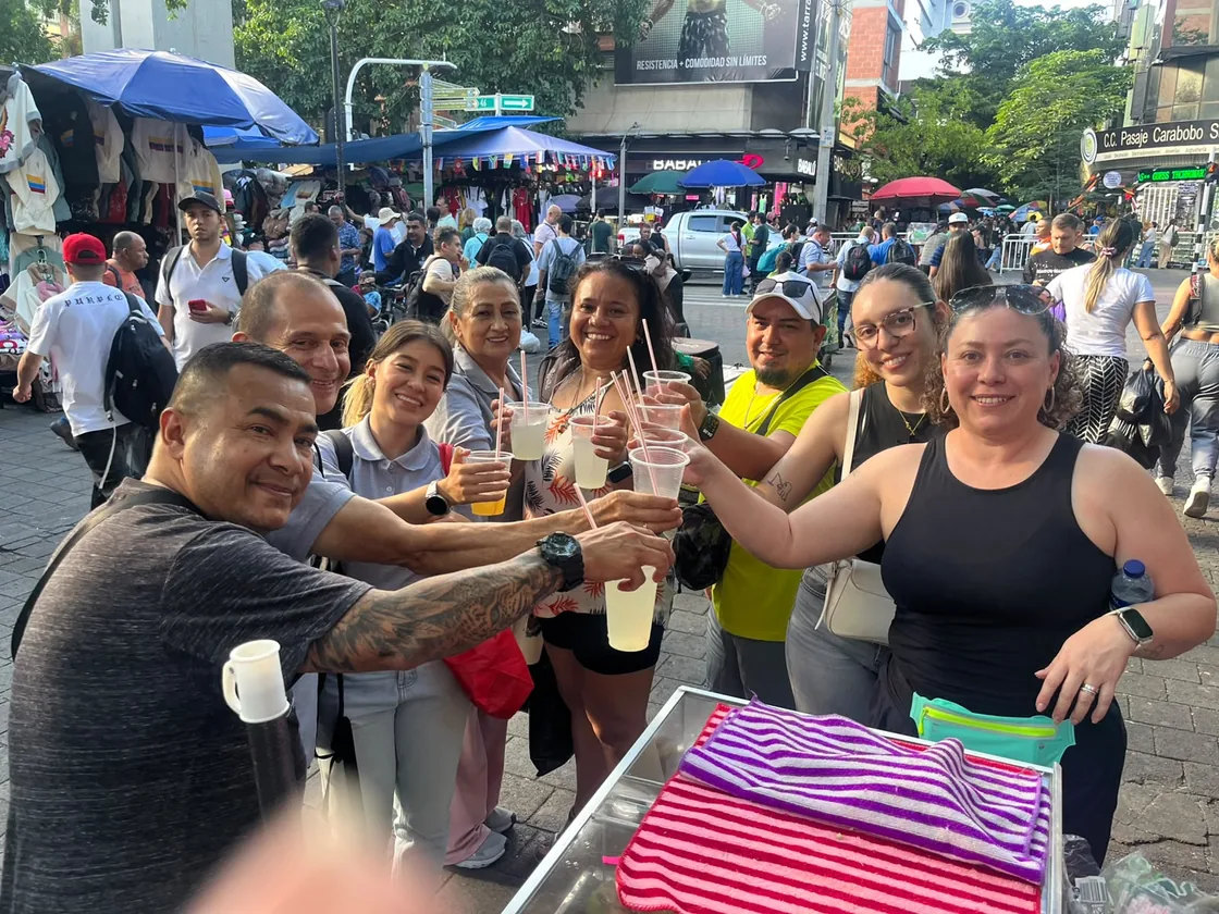 Viajeros durante un recorrido en Medellín
